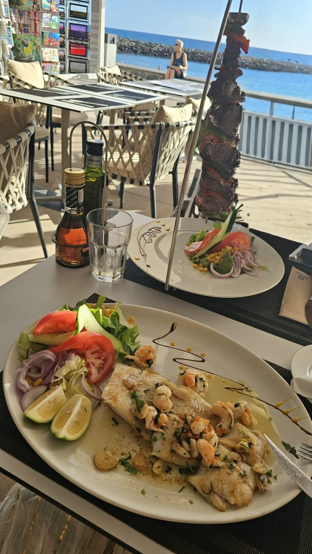 Pescado fresco con vistas al mar